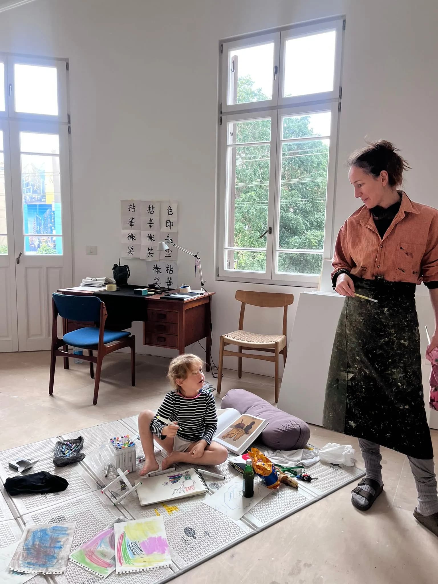 Alex Shnaiderman in the studio with her child